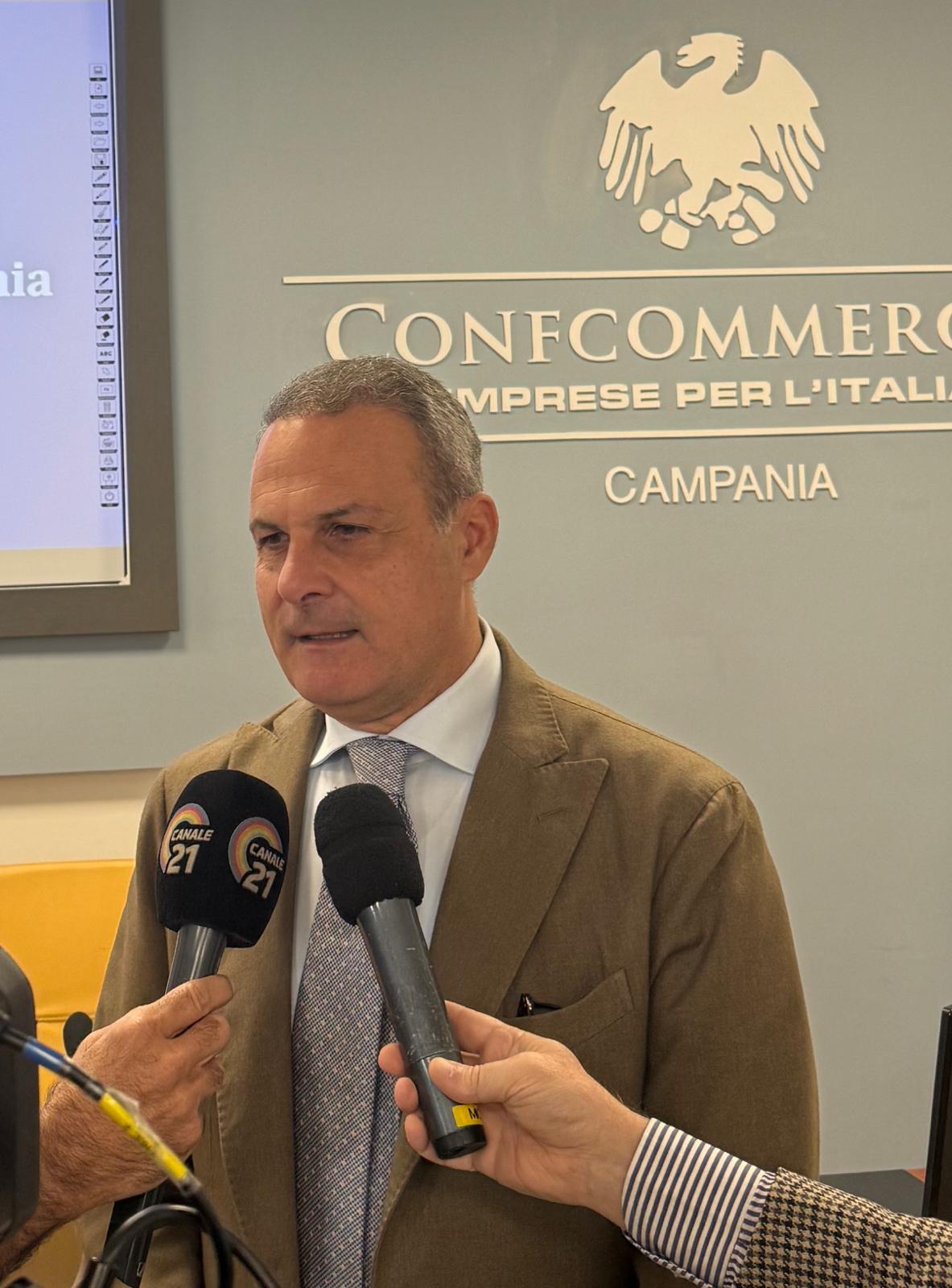 Russo su caro-carburanti: “Nessun allarmismo, ma la guerra può diventare pretesto per fare cassa”