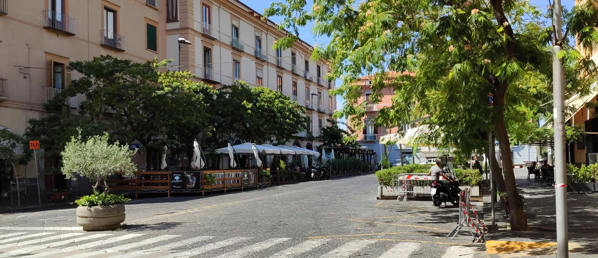 Slide 2 - immagine dei negozi a Piano di Sorrento